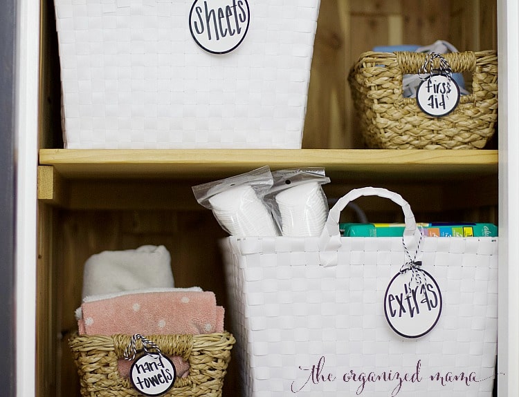 Easy tips for how to organize linen cabinets from a professional organizer. By keeping linens organized, you can find everything you need quickly and easily! #organized #linencloset