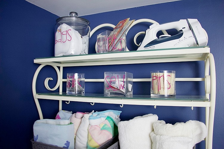 These budget-friendly laundry room organization ideas for small spaces will help anyone with a tiny laundry area get organized and make it look pretty at the same time! #laundryroom #organize #decor