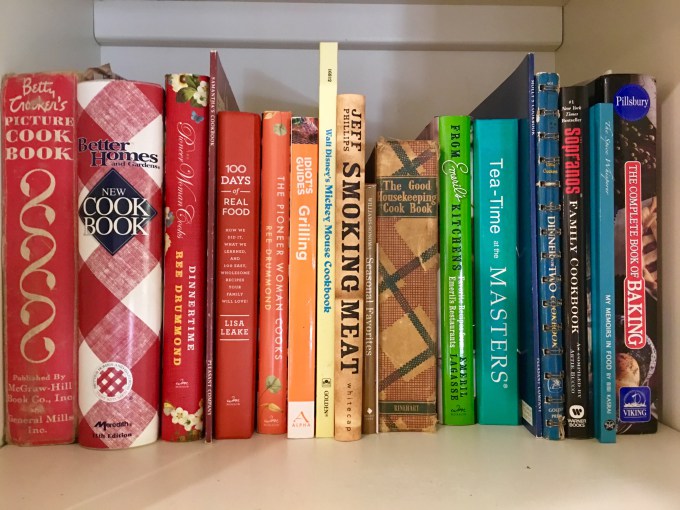 Follow these easy spring cleaning tips to get your home ready for spring! Professional Organizer, Lisa, breaks down all the steps you have to do in order to deep clean your house and prep for warmer weather. #springcleaning #spring #deepcleaning