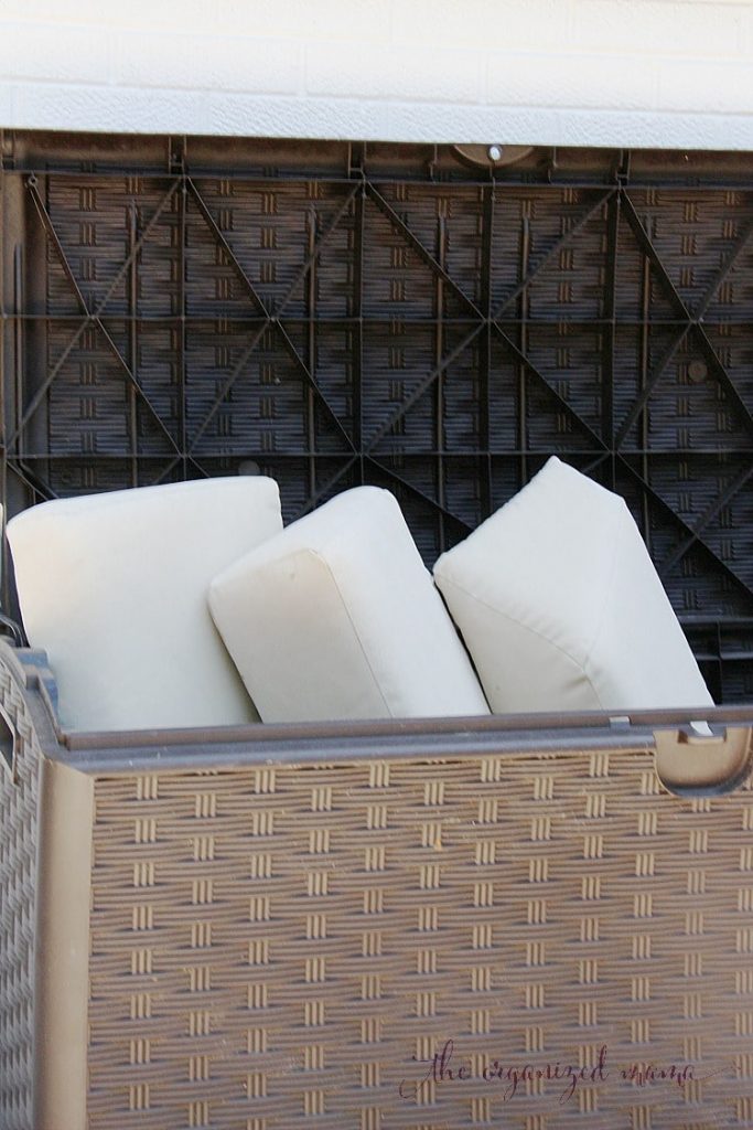 Professional organizer, The Organized Mama, shares her tips for how to organize your backyard with easy and tangible ideas that can work in any backyard space! #patio #organize