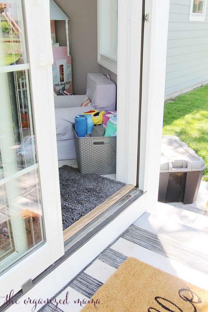 Professional organizer, The Organized Mama, shares her tips for how to organize your backyard with easy and tangible ideas that can work in any backyard space! #patio #organize