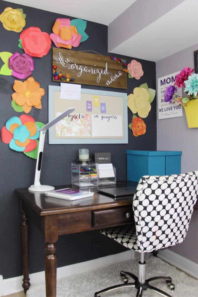Keeping your desk space organized, doesn't have to be tricky. Follow these 6 quick and easy desk organization ideas from a professional organizer! #deskorganization #organized