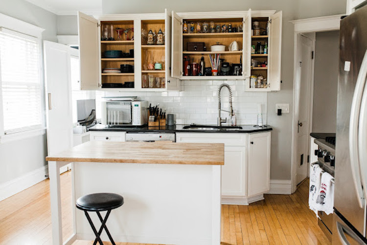 Learn how to simply your home with effective tools from professional organizer, The Organized Mama. She breaks down her steps to simplify your home with ease! #simplify #organize