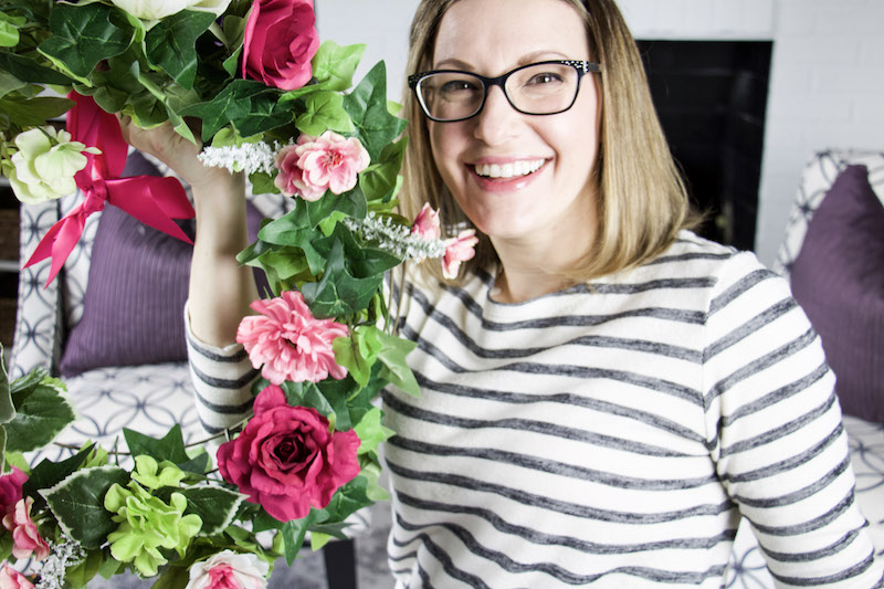 the organized mama holding pink flower wreath #spring #flowerwreath