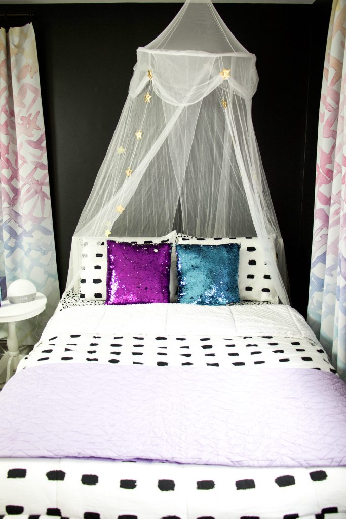 bed with canopy