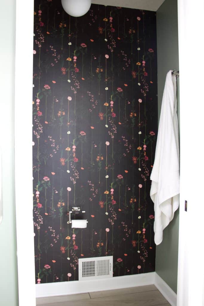 wallpaper in toilet room